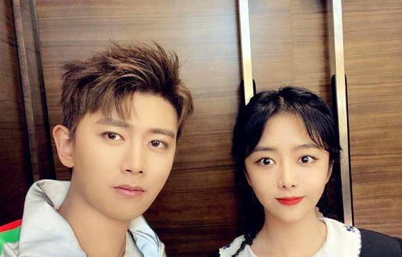 太阳成官网：
有种“宁静距离”叫谭松韵合照 不管跟谁都保持距离 只为他破例(图2)