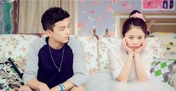 太阳成官网：
有种“宁静距离”叫谭松韵合照 不管跟谁都保持距离 只为他破例(图3)