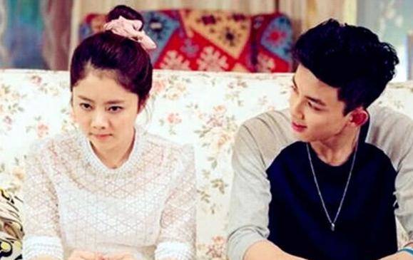 太阳成官网：
有种“宁静距离”叫谭松韵合照 不管跟谁都保持距离 只为他破例(图4)